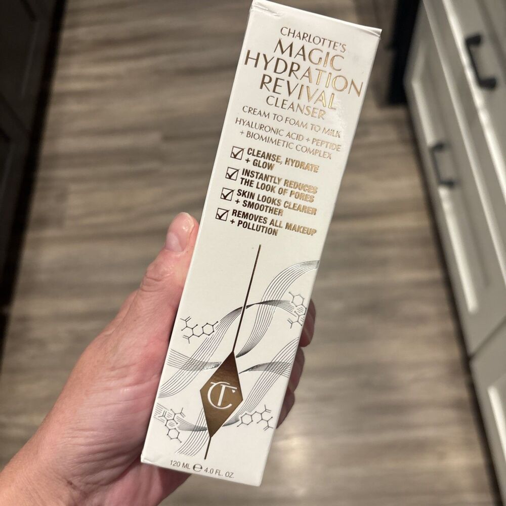 Charlotte Tilbury Magic Hydration Revival Facial Cleanser - 4 fl.oz *NEW IN BOX*